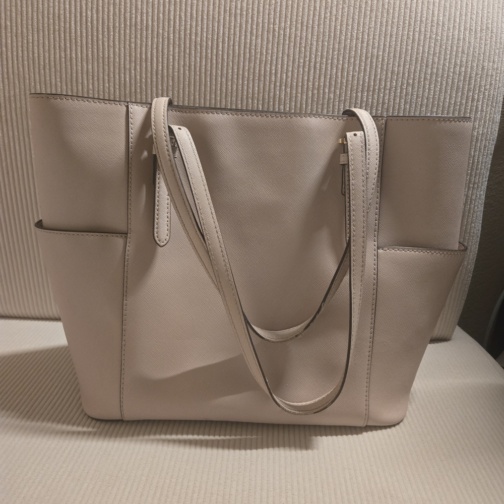 Michael Kors Jet Set Tote - Picture 3 of 9
